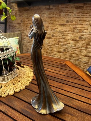 Figura bronce mujer con mariposa