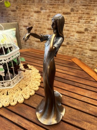 Figura bronce mujer con mariposa