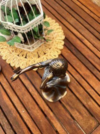 Figura bronce mujer con mariposa