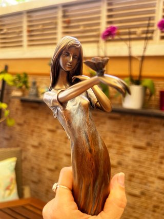 Figura bronce mujer con mariposa