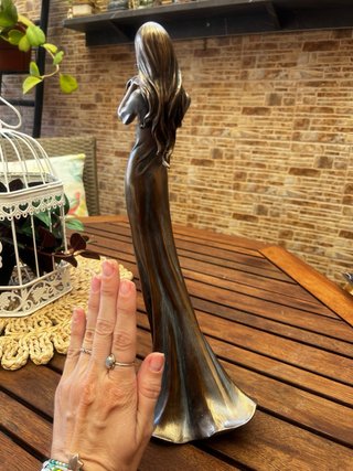 Figura bronce mujer con mariposa