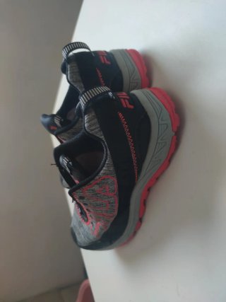 Zapatillas Fila Mujer Grises y Rojas