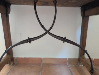 Mesa castellana antigua de nogal
