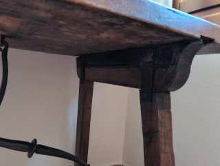 Mesa castellana antigua de nogal
