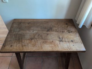 Mesa castellana antigua de nogal