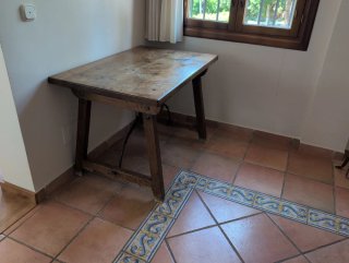 Mesa castellana antigua de nogal