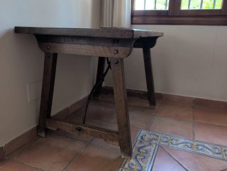 Mesa castellana antigua de nogal