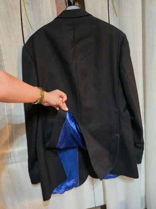 Americana negra larga con forro azul talla 46