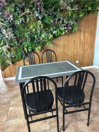 Mesa y 4 sillas apilables