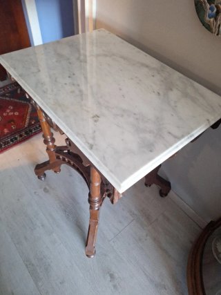Mesa de té de madera con tapa de mármol