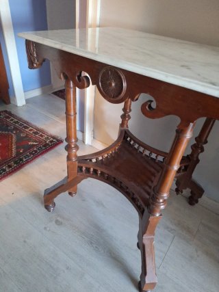 Mesa de té de madera con tapa de mármol