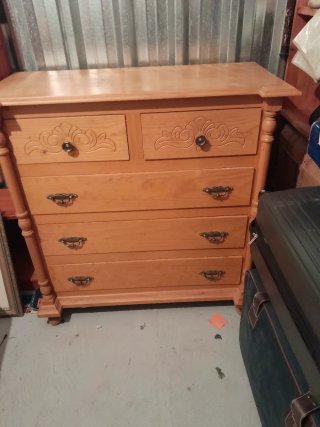 Mueble de madera con cajones tallados