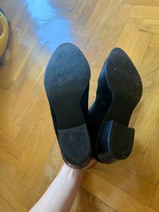 Botines negros ante con puntera metalizada