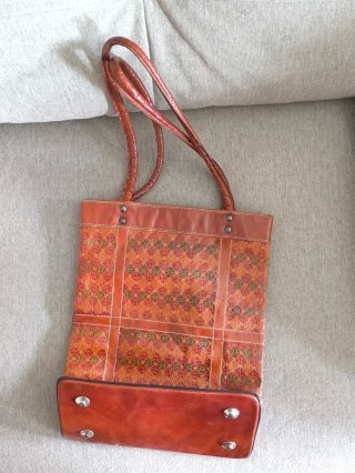 Tres bolsos diversos