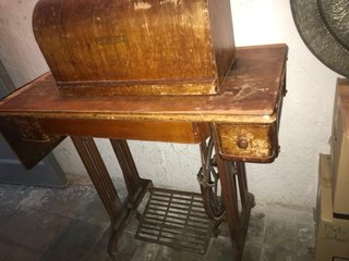 Máquina de coser Singer antigua con lámpara de luz