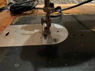 Máquina de coser Singer antigua con lámpara de luz