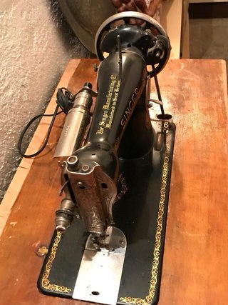 Máquina de coser Singer antigua con lámpara de luz