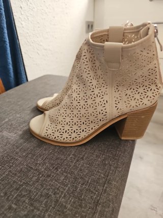 Botines abiertos beige