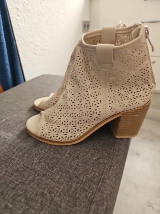 Botines abiertos beige