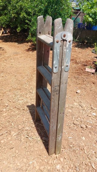 Escalera de madera plegable
