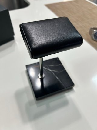 Soporte para reloj de mármol y cuero
