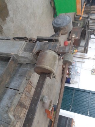 Báscula antigua de madera y metal