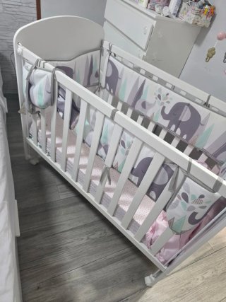 Cuna de bebé blanca con móvil