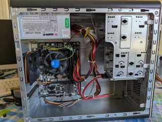 Ordenador de sobremesa sencillo con Windows 10