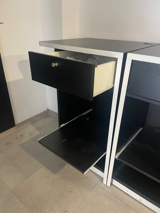 Mostradores de tienda negros y blancos