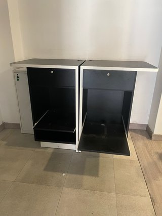 Mostradores de tienda negros y blancos