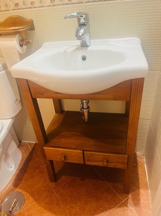 Mueble de baño de diseño con lavabo de cerámica.