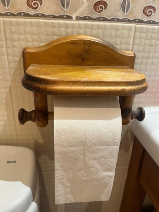 Mueble de baño de diseño con lavabo de cerámica.