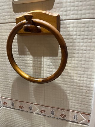 Mueble de baño de diseño con lavabo de cerámica.