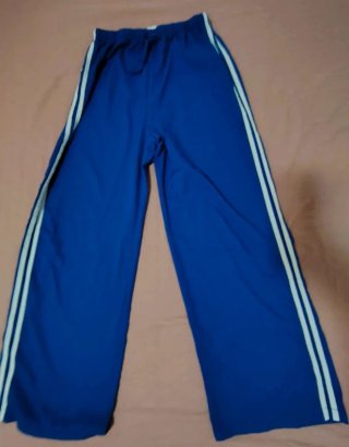 Pantalón ancho azul con rayas blancas