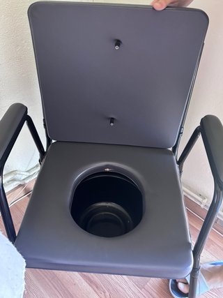 Silla con orinal / silla ducha fija reposabrazo