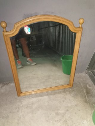 Escritorio,mesita d noche y espejo (venta en mano)