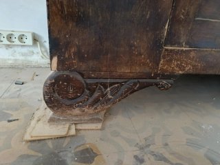 Armario antiguo de madera con espejo