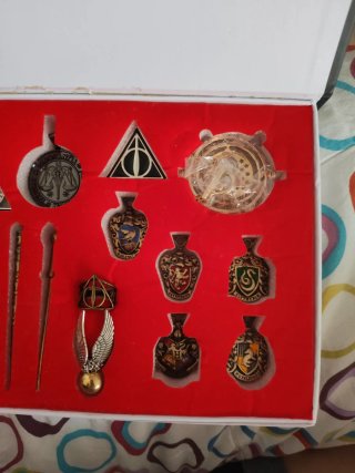 Caja Regalo Harry Potter Con llaveros y colgantes.