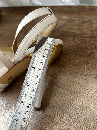 Sandalias Michael Kors Beige y Doradas.