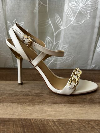 Sandalias Michael Kors Beige y Doradas.
