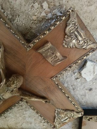 Crucifijos antiguos de madera y metal