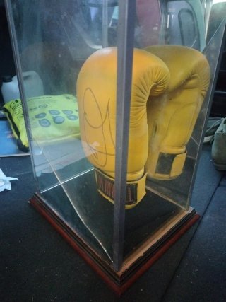 Guante de boxeo amarillo firmado.