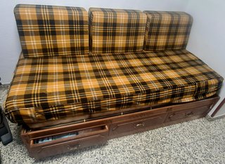 Cama-sofá con colchón látex y cajonera.
