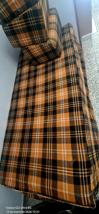 Cama-sofá con colchón látex y cajonera.