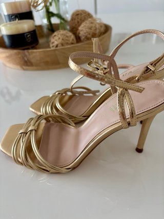 Sandalias tacón Zara doradas talla 37