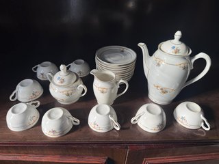 Juegos de café y té de cerámica y porcelana.