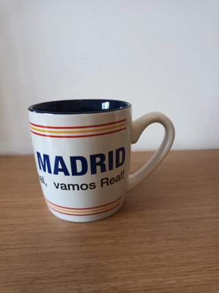 Una Taza Real Madrid 400ml con escudo