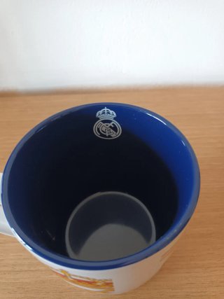 Una Taza Real Madrid 400ml con escudo