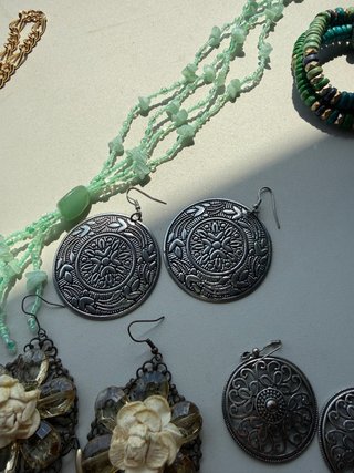 Conjunto de bisutería: collar y pendientes