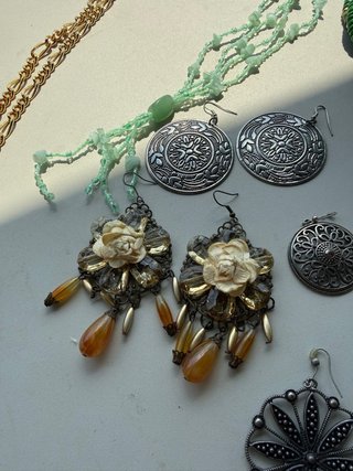 Conjunto de bisutería: collar y pendientes